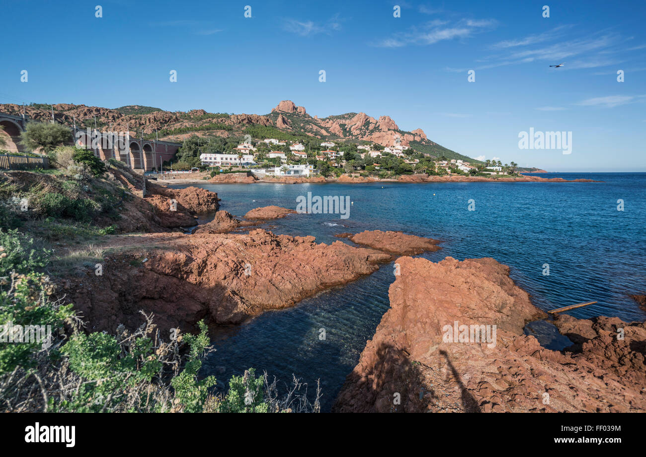 Corniche de l'Estérel, Antheor viadotto ferroviario & Beach Saint Raphael Costa Mediterranea Var Costa Azzurra Francia Foto Stock