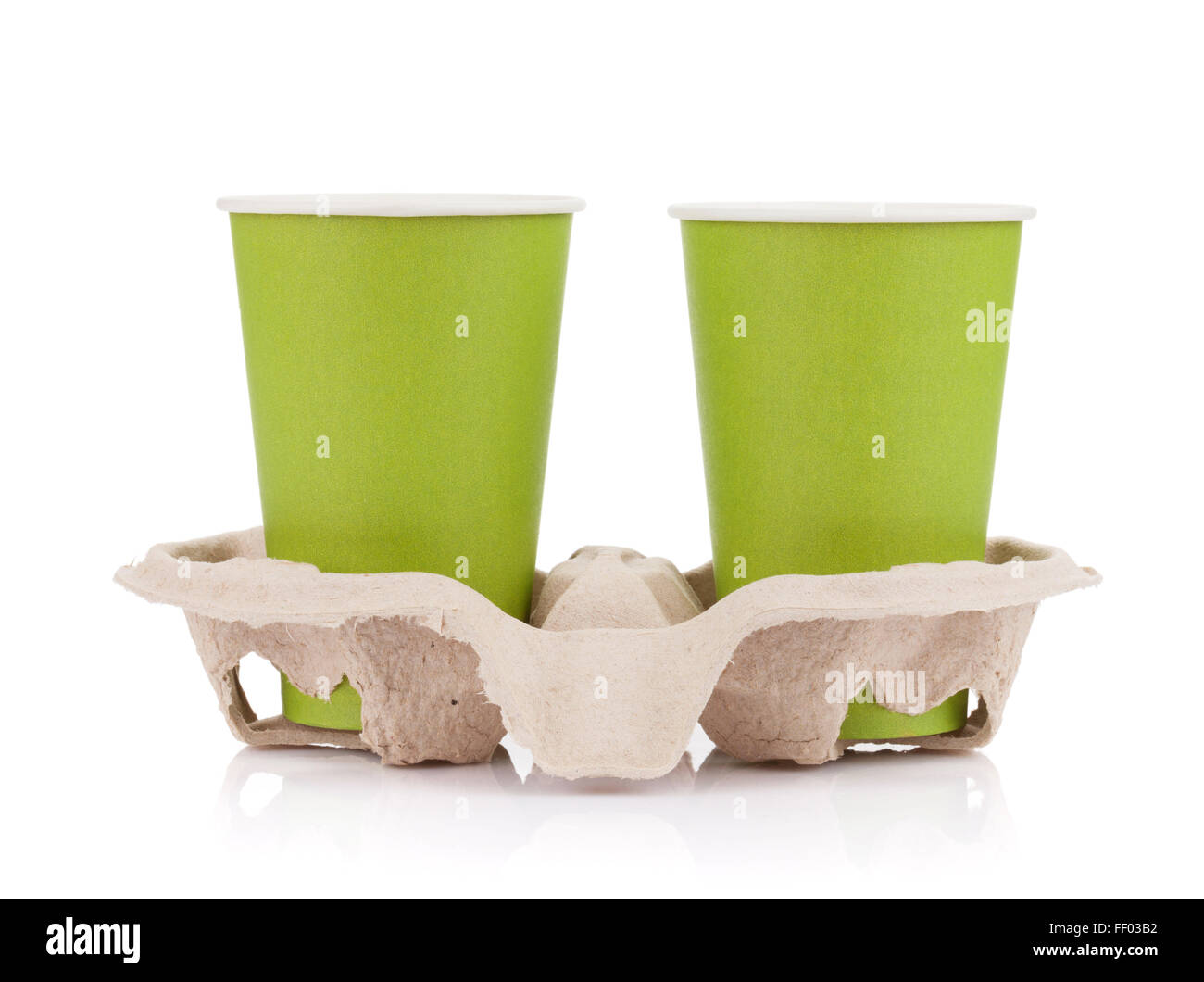 Due bicchieri di carta con bevande da asporto nel supporto. Isolato su sfondo bianco Foto Stock