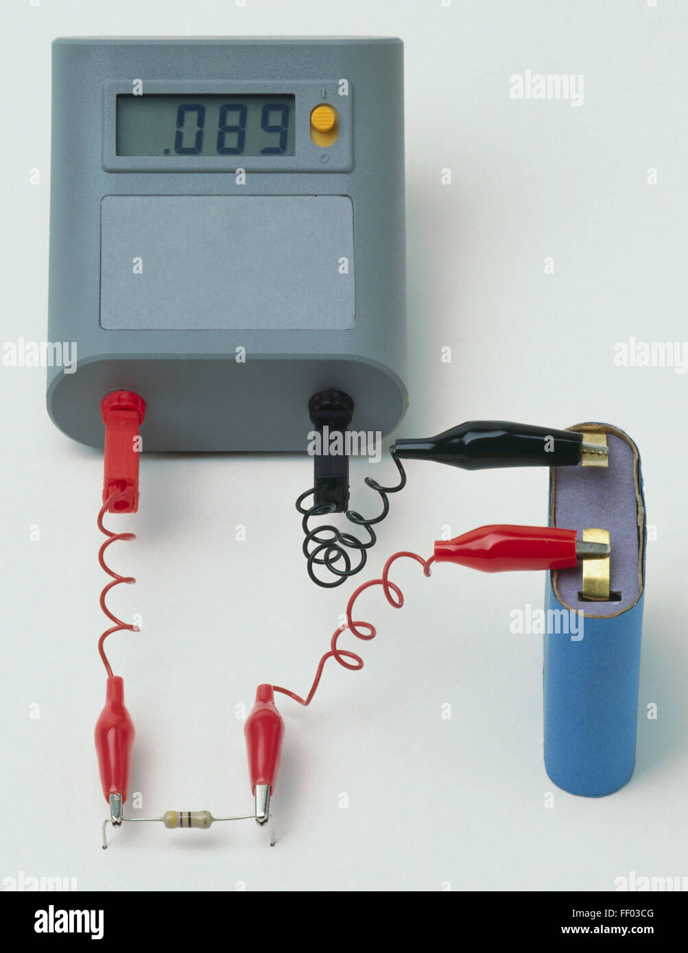 Prova di resistenza, batteria, un resistore e un amperometro. Foto Stock