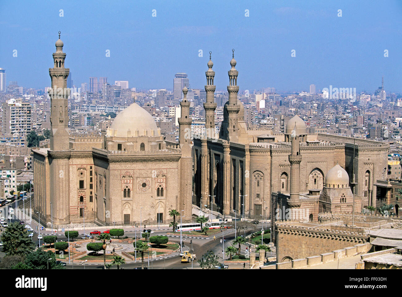 L'Egitto, al Cairo, la moschea del sultano Hassan e la Moschea di ar-Rifai, visto dalla cittadella con cityscape in background Foto Stock