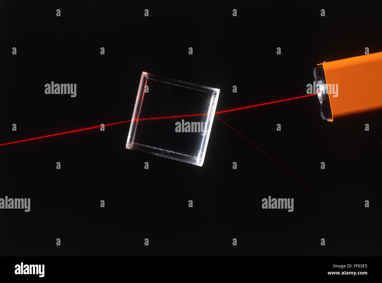 Fascio di rifrazione della luce attraverso il vetro Foto Stock