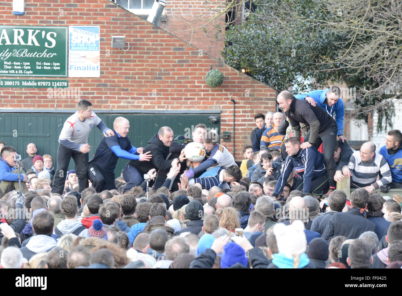 Ashbourne, Derbyshire, Regno Unito. Il 9 febbraio, 2016. I giocatori battaglia per la sfera nell'abbraccio. Migliaia di unirsi al Shrovetide football derby. Gli obiettivi sono tre miglia di distanza e il gioco si svolge in due ore di otto periodi Martedì Grasso e il Mercoledì delle Ceneri. Credito: Nigel Spooner/Alamy Live News Foto Stock