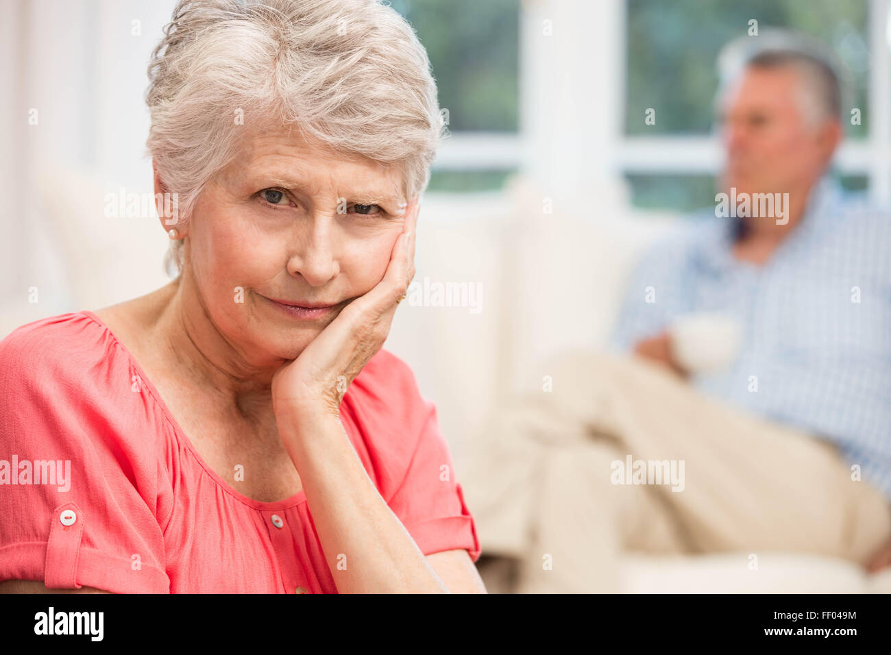 Triste donna senior dopo aver litigato con il marito Foto Stock