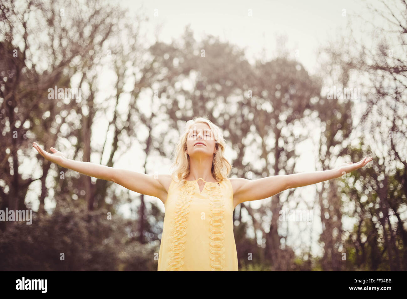 Donna felice con le braccia sollevate Foto Stock