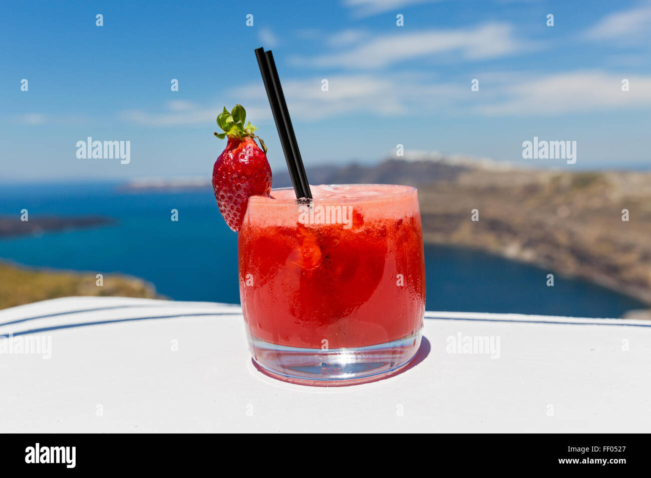 Vetro a freddo fragola cocktail sullo sfondo di un mare Bay Foto Stock