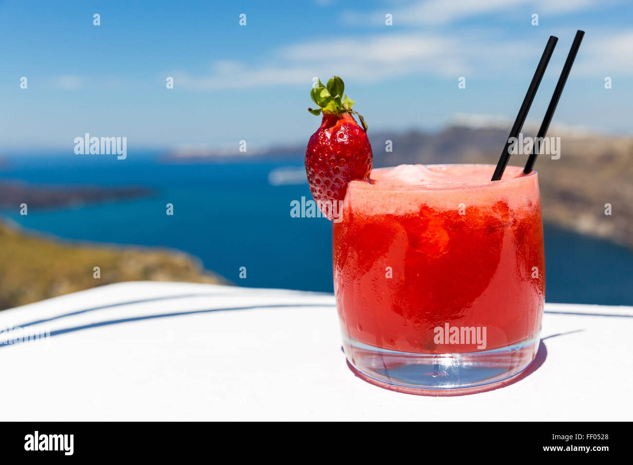 Vetro a freddo fragola cocktail sullo sfondo di un mare Bay Foto Stock