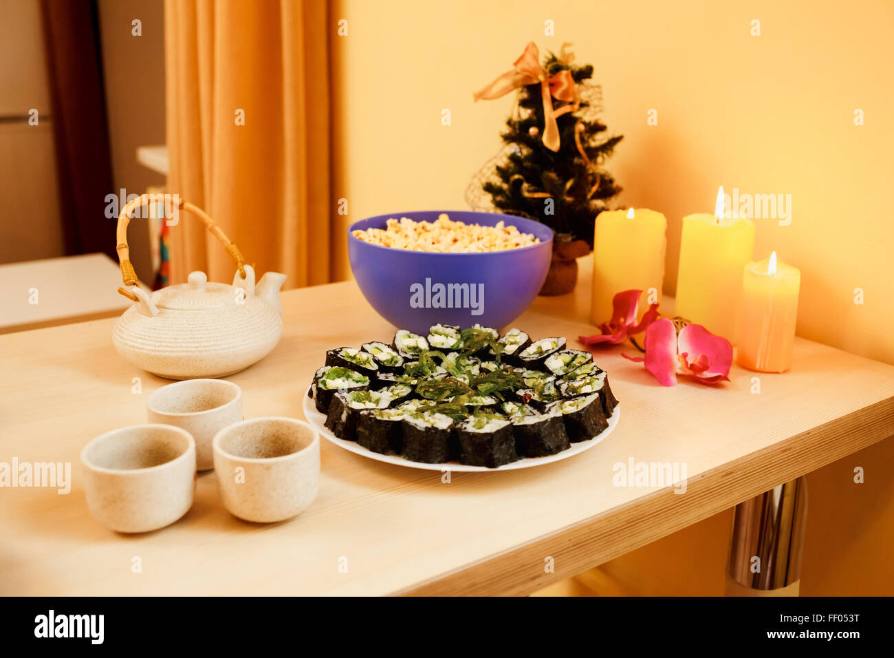 La cena a lume di candela, fatti in casa a base di sushi rotoli Foto Stock