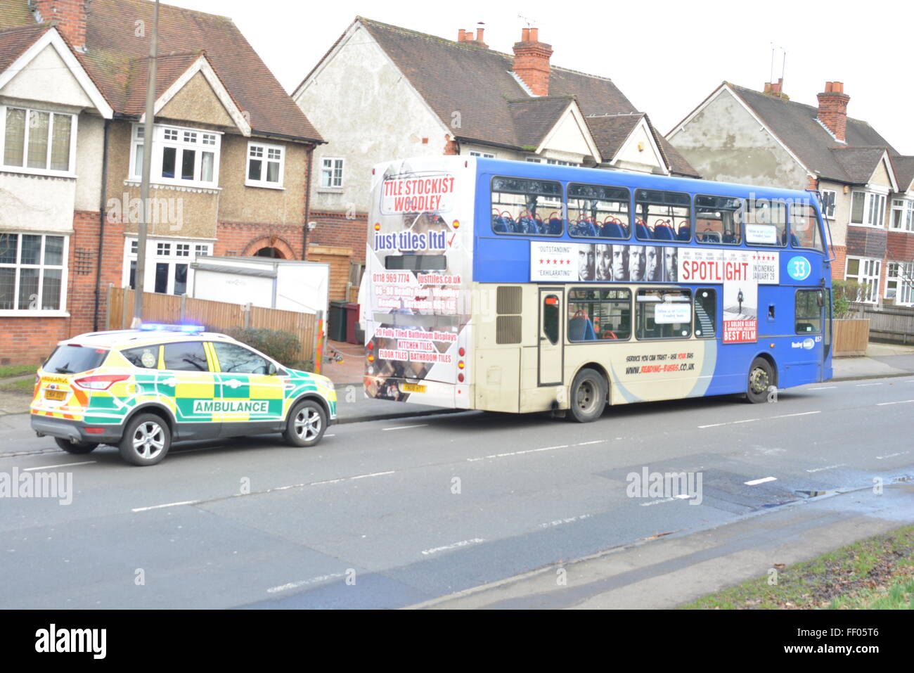 La donna soffre di lesioni al capo in Tilehurst Road, Reading, Berkshire dopo il bus si scontra con l'auto. Charles Dye / Alamy Live News. Foto Stock