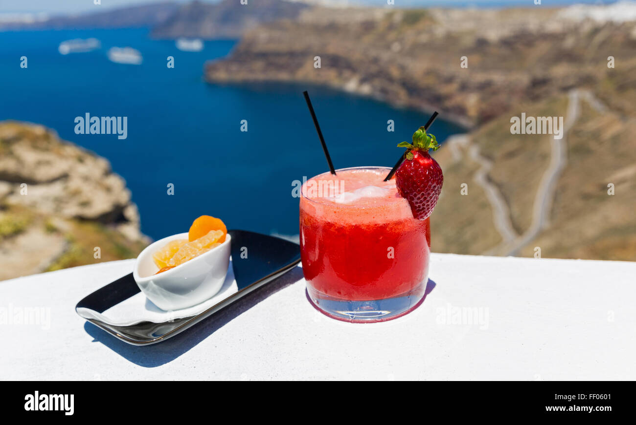 Vetro a freddo cocktail alla fragola e arancione sullo sfondo di un mare Bay Foto Stock