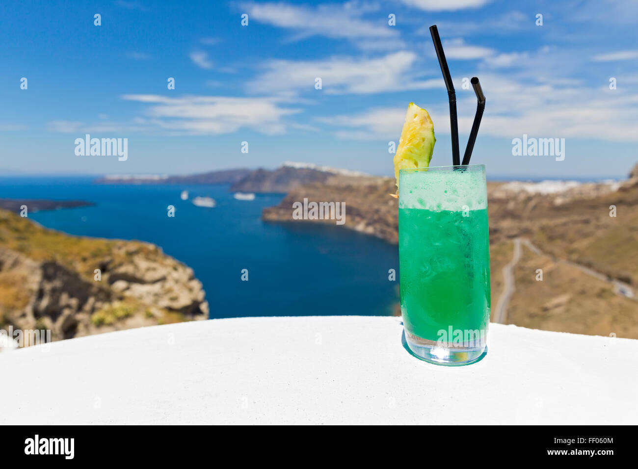 Bevanda rinfrescante di colore verde sul mare e ananas Foto Stock