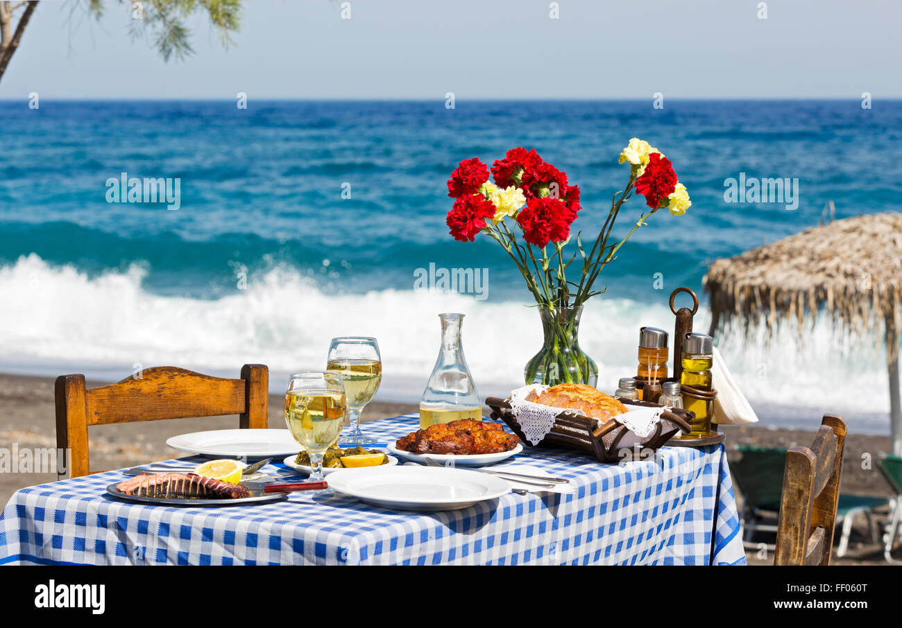 Bella tavola romantica sulla spiaggia vicino al mare Foto Stock