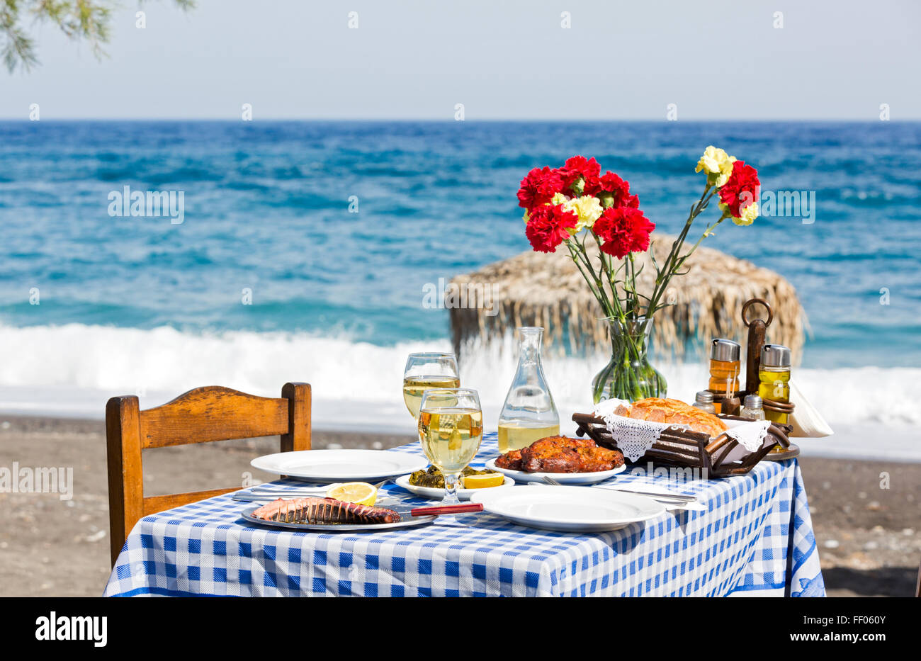 Bella tavola romantica sulla spiaggia vicino al mare Foto Stock