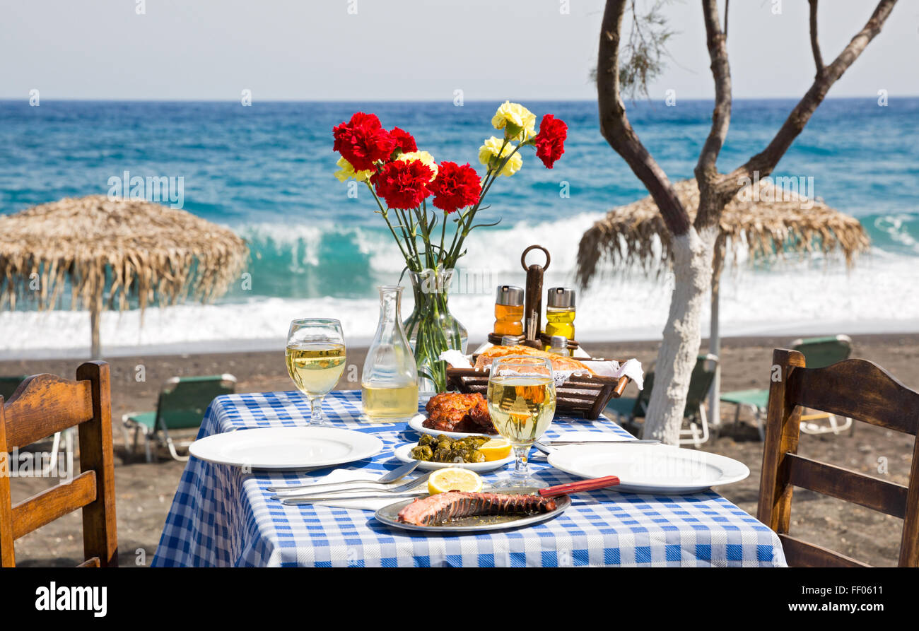 Bella tavola romantica sulla spiaggia vicino al mare Foto Stock