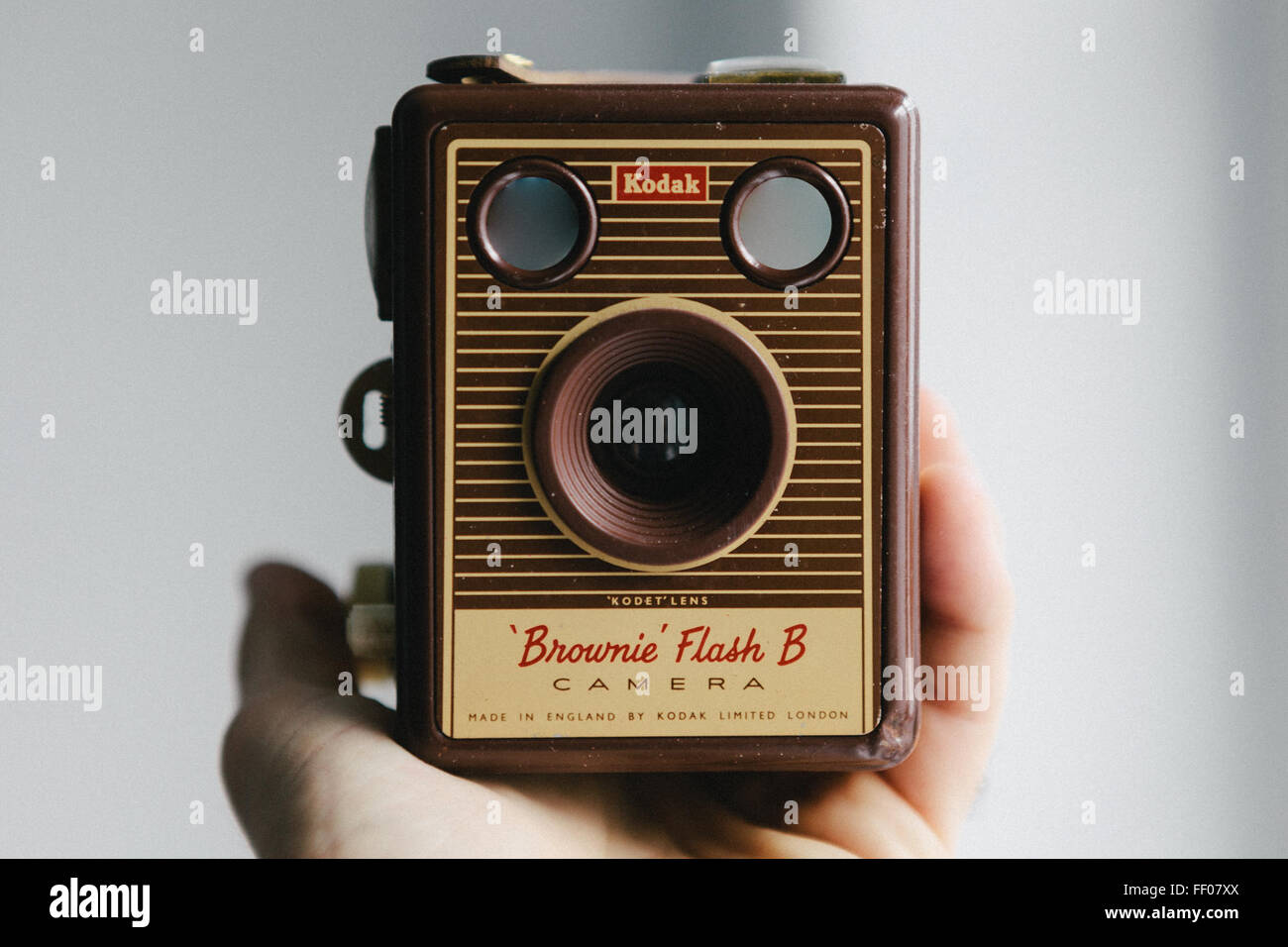 Kodak Brownie Flash B, una fotocamera d'epoca nota per il suo design compatto e la capacità di catturare i ricordi su pellicola. Questa fotocamera divenne popolare a metà del XX secolo per la sua semplicità e facilità d'uso, rendendola un punto di riferimento per i fotografi dilettanti durante il suo periodo. Foto Stock