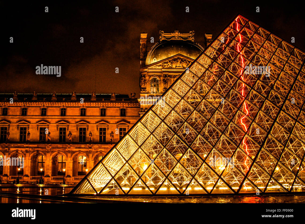 La Piramide del Louvre di notte la Piramide del Louvre di notte Foto Stock