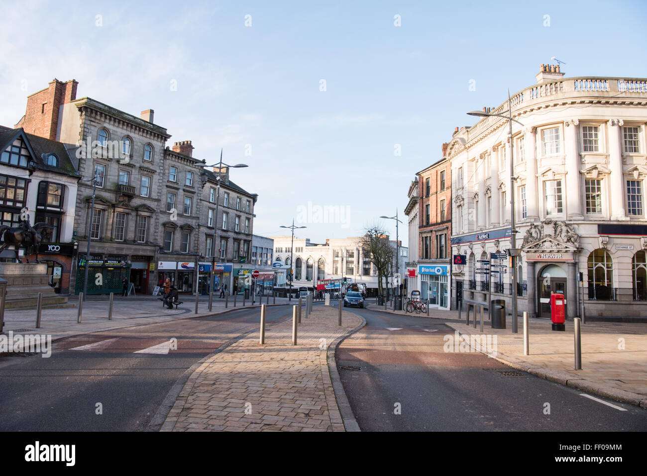 Vista del centro di Wolverhampton da Queen Square di prima mattina con assenza di traffico Foto Stock