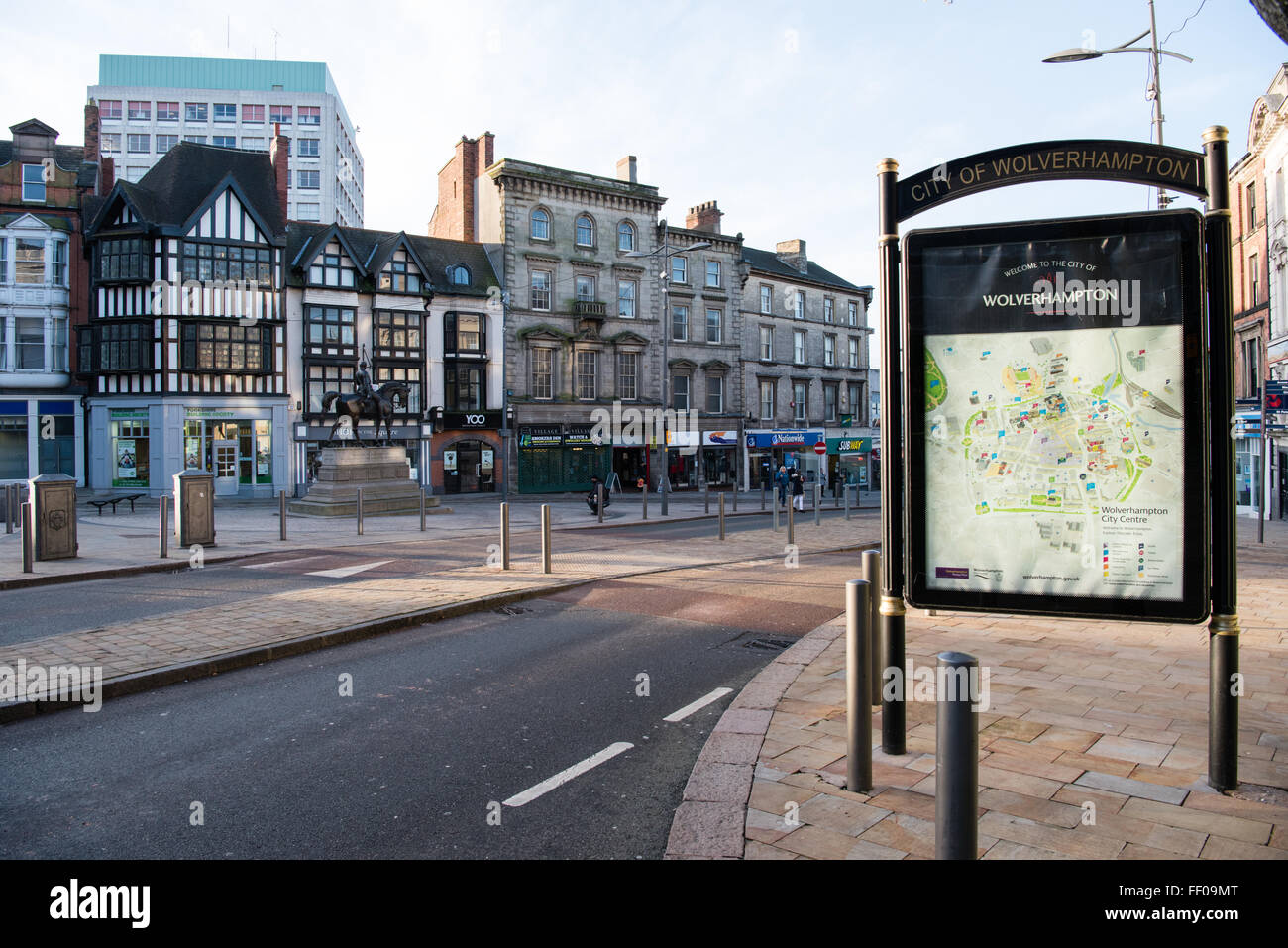 Vista del centro di Wolverhampton da Queen Square con un segno e una mappa della città su una bacheca Foto Stock