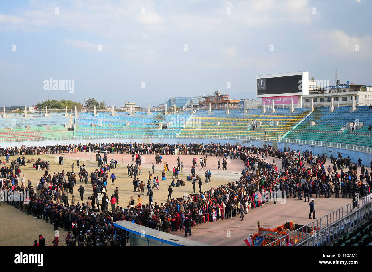 Kathmandu, Nepal. 09Feb, 2016. Masse di tifosi e ben wishers tenere fiore per pagare il loro tributo finale verso il corpo del Nepali Congress Party Presidente Sushil Koirala a Dasarath Stadium. Credito: Narayan Maharjan/Pacific Press/Alamy Live News Foto Stock