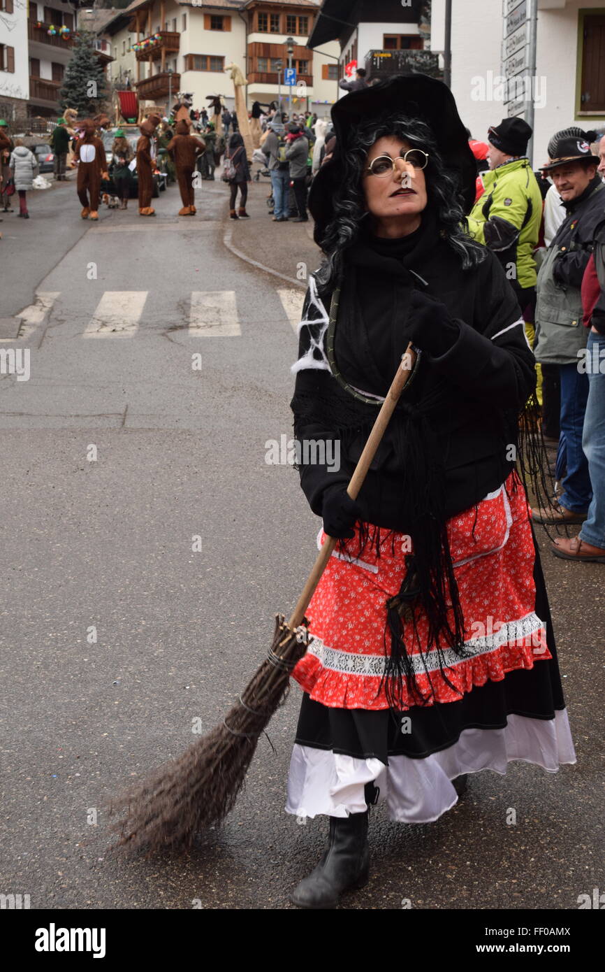 Nova Levante - Welschnofen, Italia. 9 febbraio 2016. Una Donna vestita come una strega di eseguire durante il carnevale Foto Stock