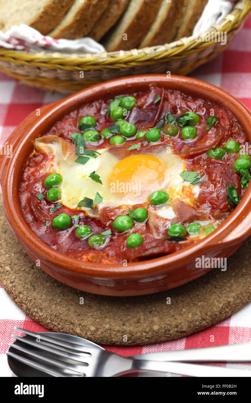 Uova di flamenco, huevos a la flamenca, spagnolo della cucina andalusa Foto Stock
