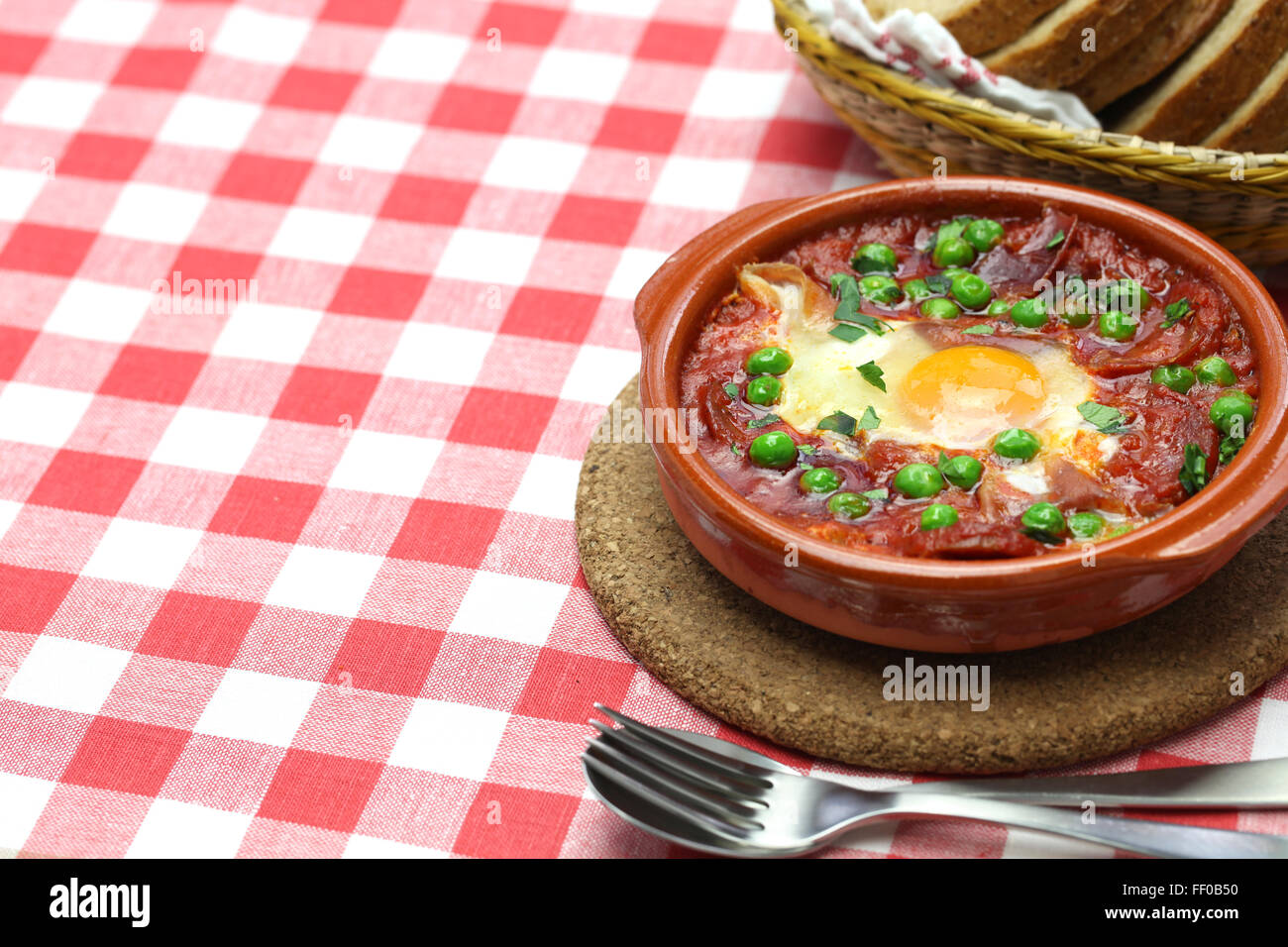 Uova di flamenco, huevos a la flamenca, spagnolo della cucina andalusa Foto Stock