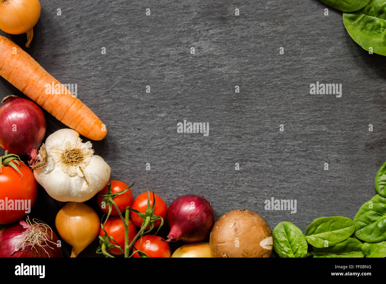 Mantenersi in forma e mangiare vegan. Anno nuovo nuove risoluzioni. La dieta con low carb cibo. Il cibo sano che incornicia un buio piastra di ardesia Foto Stock