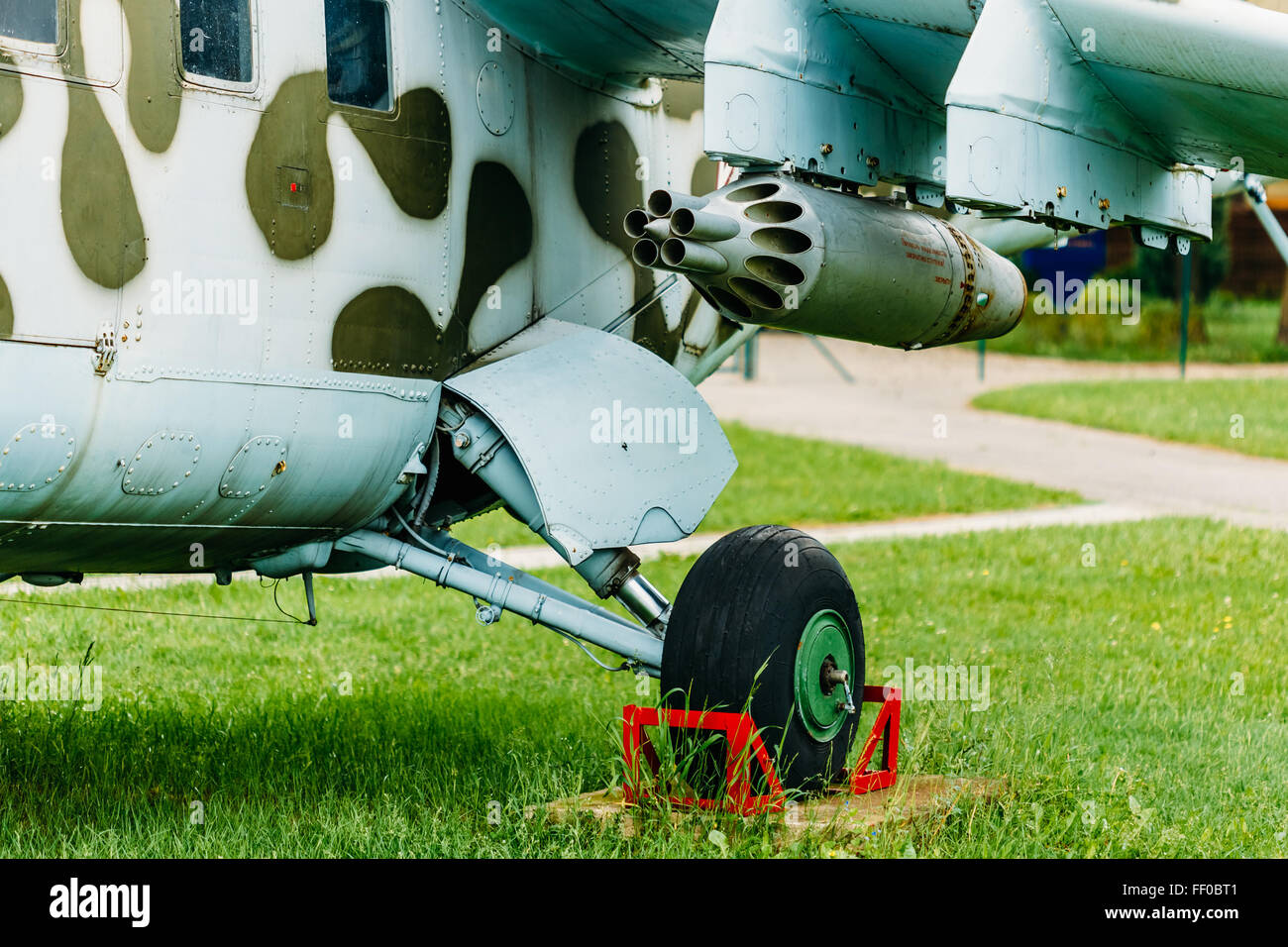 BOROVAYA, Bielorussia - Giugno 04, 2014: Il Mil Mi-24 è un grande elicottero gunship e elicottero d'assalto e bassa capacità truppa tran Foto Stock