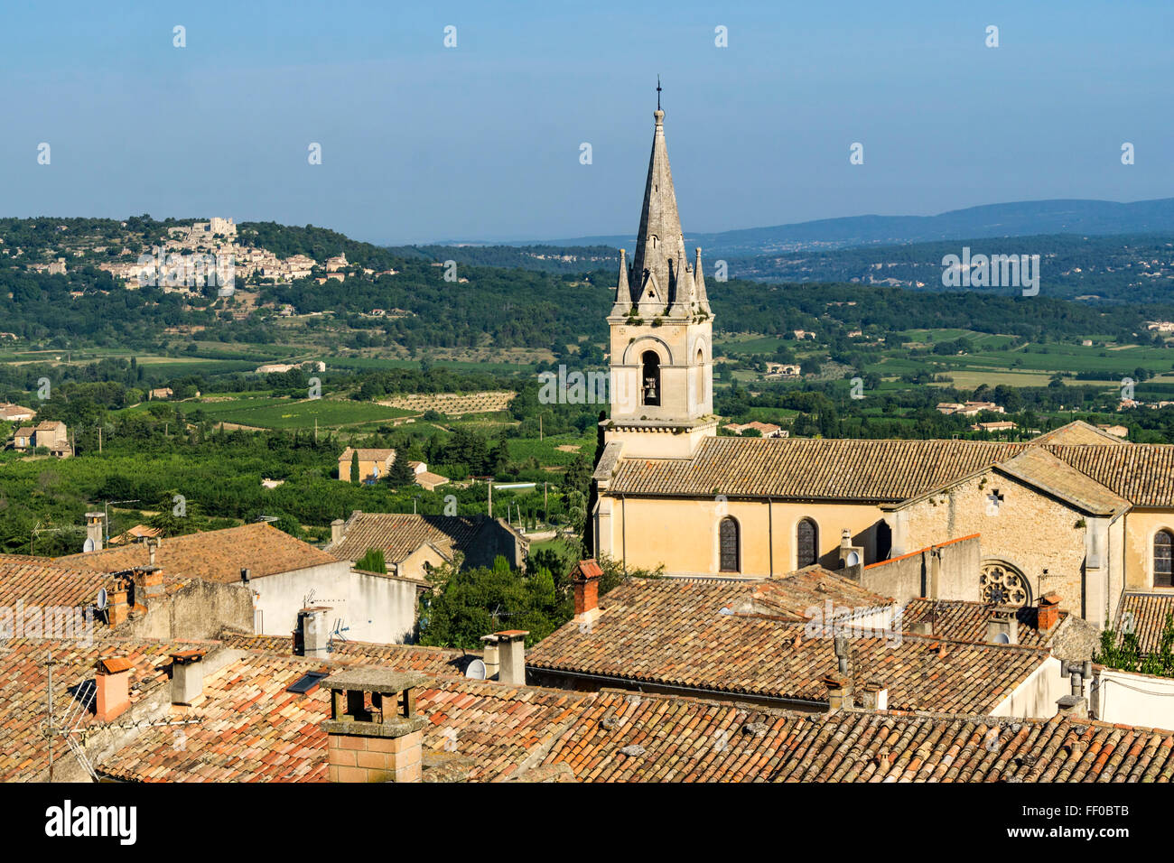 Il villaggio di Bonnieux, chiesa, sfondo Lacoste, Provenza Francia Foto Stock