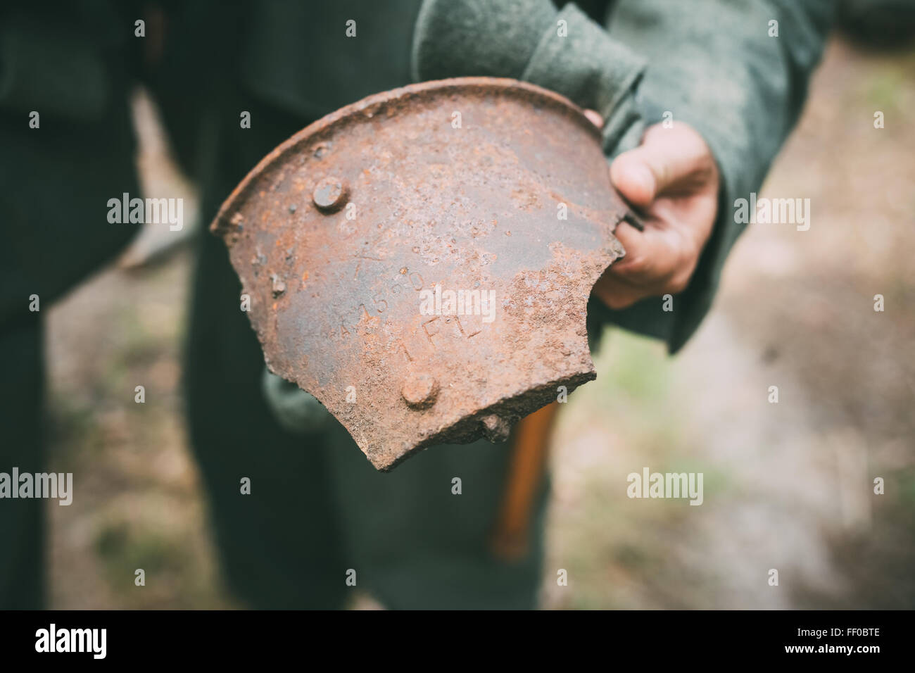 Vecchio arrugginito frammento Shell trovati nella foresta bielorussa sul campo di battaglia della Seconda Guerra Mondiale Foto Stock