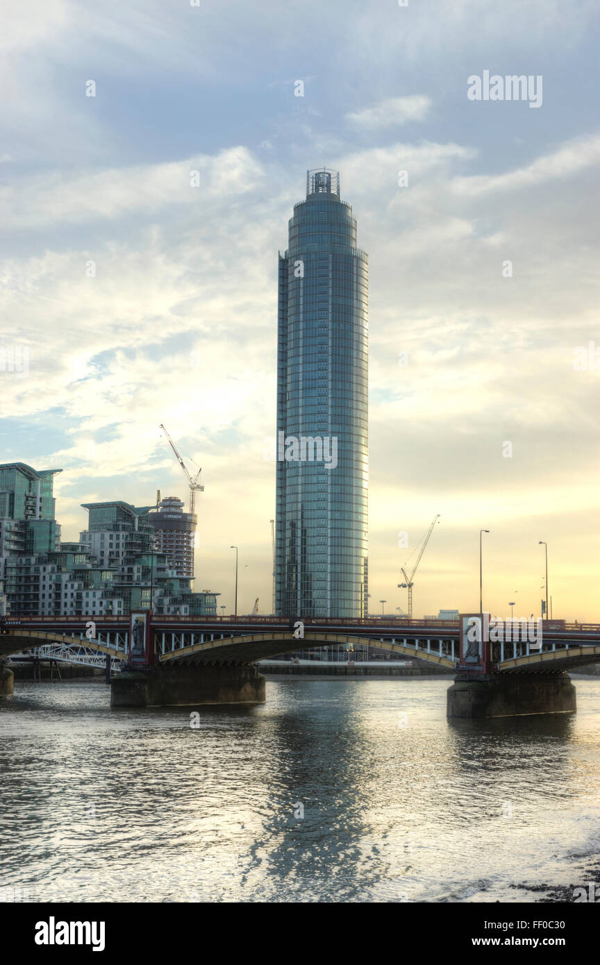 Vauxhall Bridge St George Wharf Tower, conosciuta anche come la Torre di Vauxhall Foto Stock