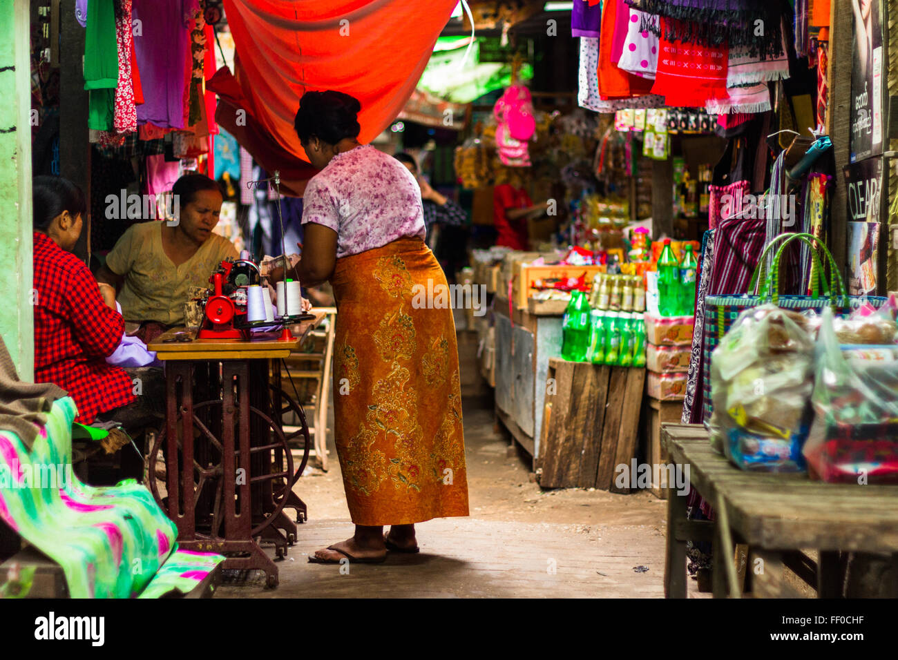 Le donne in Nyaung U market Foto Stock