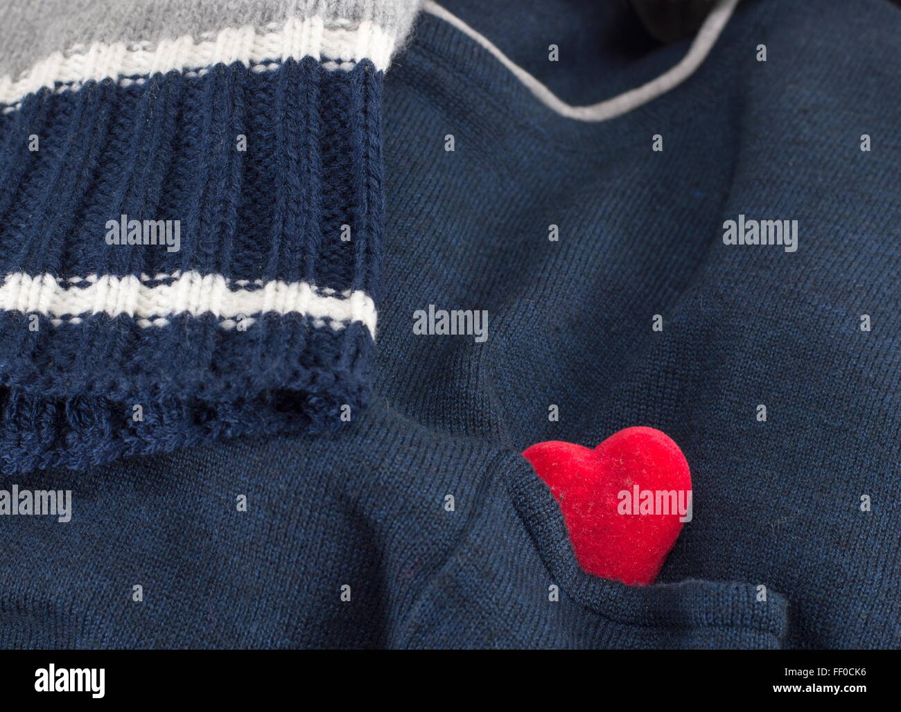 Maglione blu con un cuore nascosto con il manicotto Foto Stock