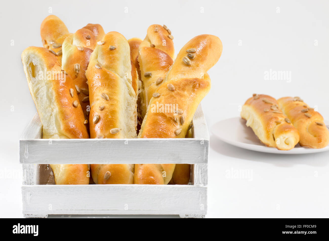 Pasta di sesamo in una cassa bianco isolato Foto Stock