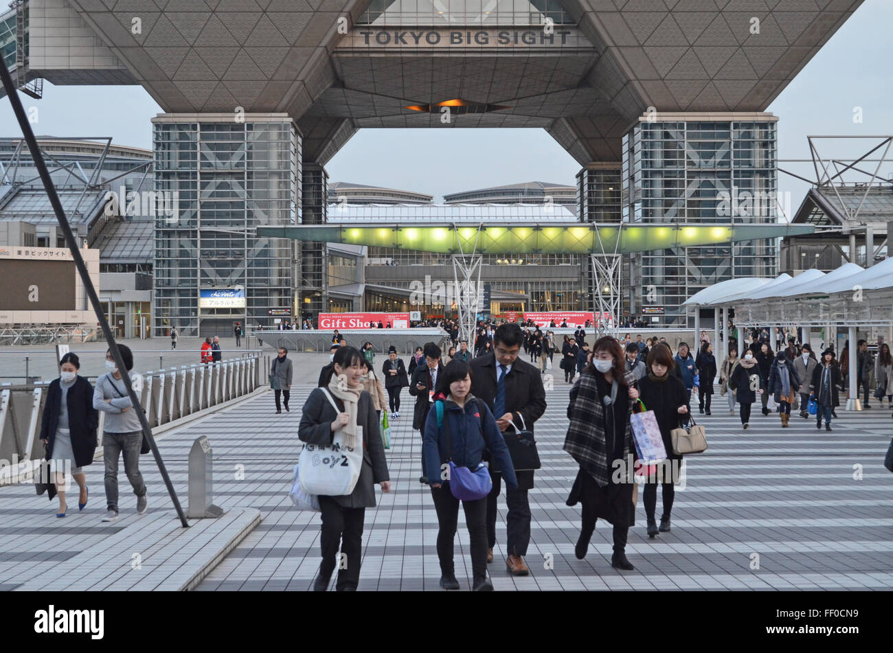 Tokyo, Giappone. 5 febbraio, 2016. La gente a piedi al di fuori di Tokyo Big Sight edificio durante la 81st Tokyo International Gift Show primavera 2016 presso il Tokyo Big Sight in Giappone. TIGS è la più grande fiera internazionale specializzata in Giappone, con le mostre dei doni personali, beni di consumo e di accessori decorativi. Istituito nel 1976, TIGS è tenuto annualmente, ogni primavera e autunno in Giappone all'avanguardia di Tokyo International Exhibition Center (Tokyo Big Sight) organizzato da Business Guide-Sha, Inc. Venerdì 5 febbraio 2016. Foto di: Ramiro Agustin Vargas Tabares. (Credito Immagine: © Ramiro Agustin Vargas Tab Foto Stock