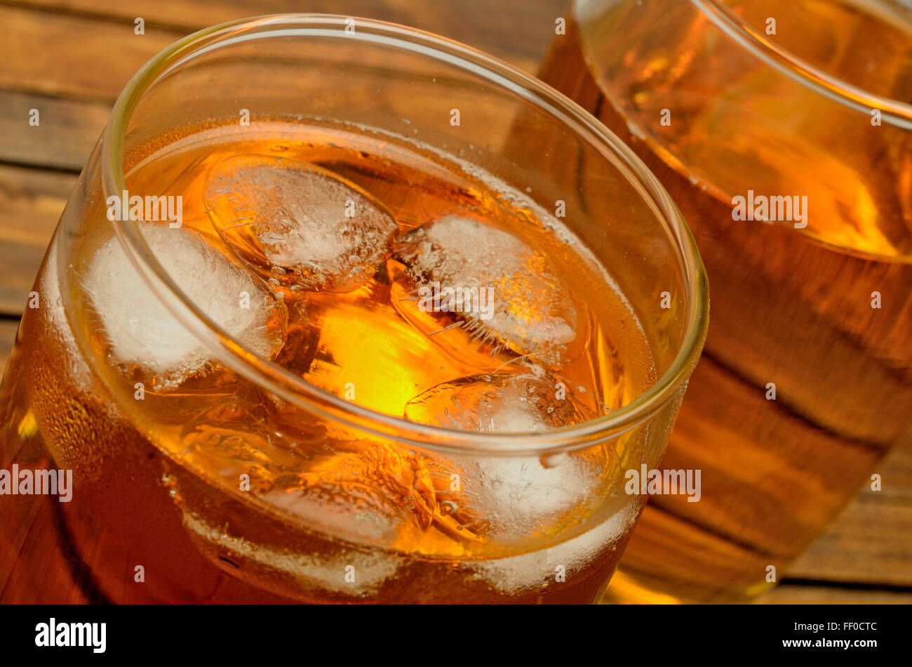 Vetro con succo di mela sul tavolo di legno Foto Stock