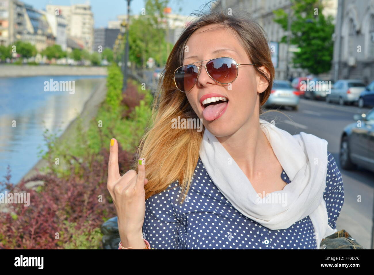 Crazy brunette girl pronto a parte l'espressione Foto Stock