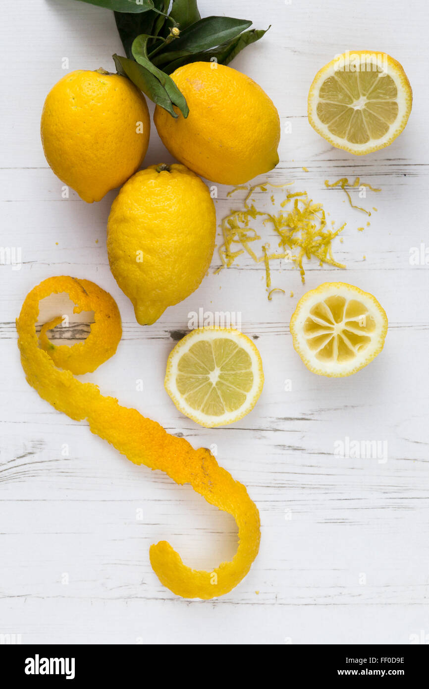 Scorza di limone fette e scorza Foto Stock