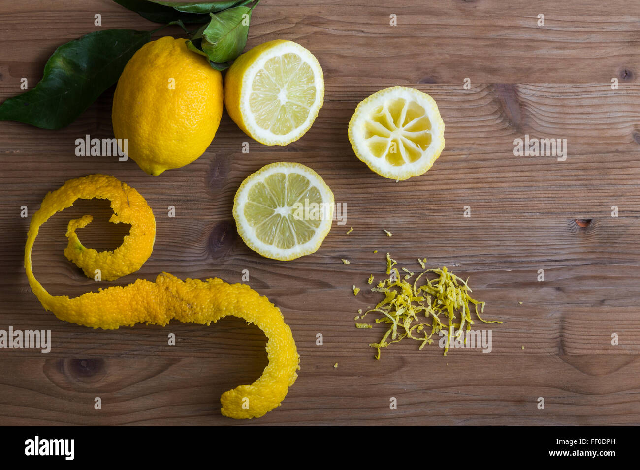 Le fette di limone e scorza Foto Stock