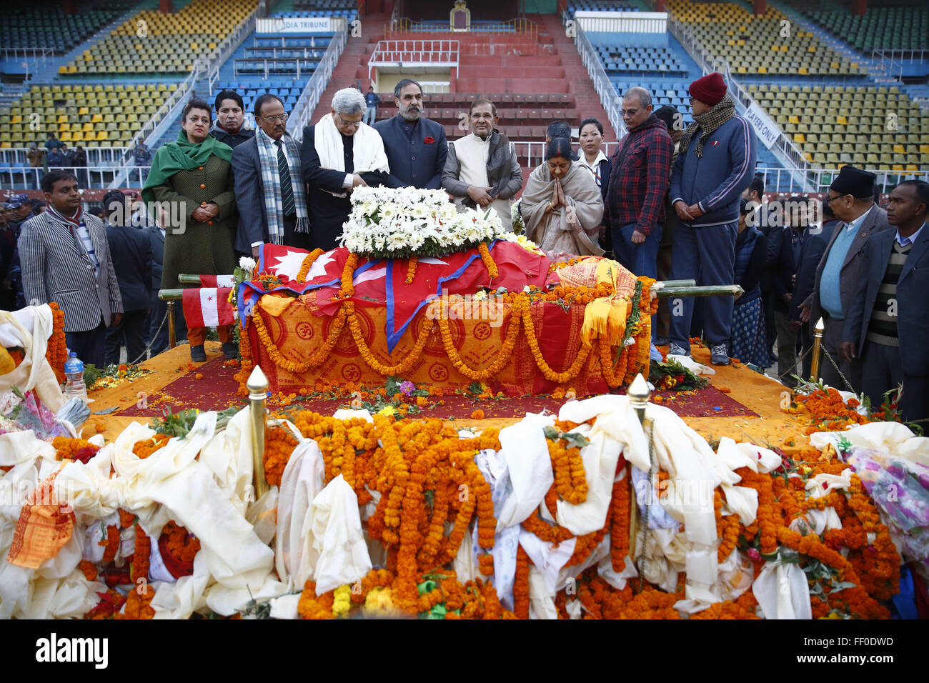 Kathmandu, Nepal. Il 9 febbraio, 2016. Una delegazione indiana guidata dal Ministro per gli Affari Esteri Sushma Swaraj paga tributo finale dell ex primo ministro nepalese Sushil Koirala, all'Dasharath Stadium, a Kathmandu, Martedì, 9 febbraio 2016. Compianto Primo Ministro è morto di arresto cardiaco dopo che soffre di un attacco di polmonite in tarda notte di martedì mattina, secondo fonti di famiglia. Egli è stato 76. © Skanda Gautam/ZUMA filo/Alamy Live News Foto Stock