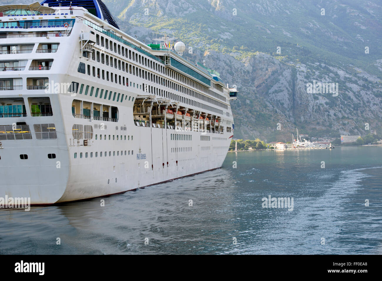 Viste di Kotor,Bay, montagne,Porto,Old Town Square,tetti, chiese,montagna,Navi da Crociera,Kotor,Montenegro,est Adriatico Foto Stock