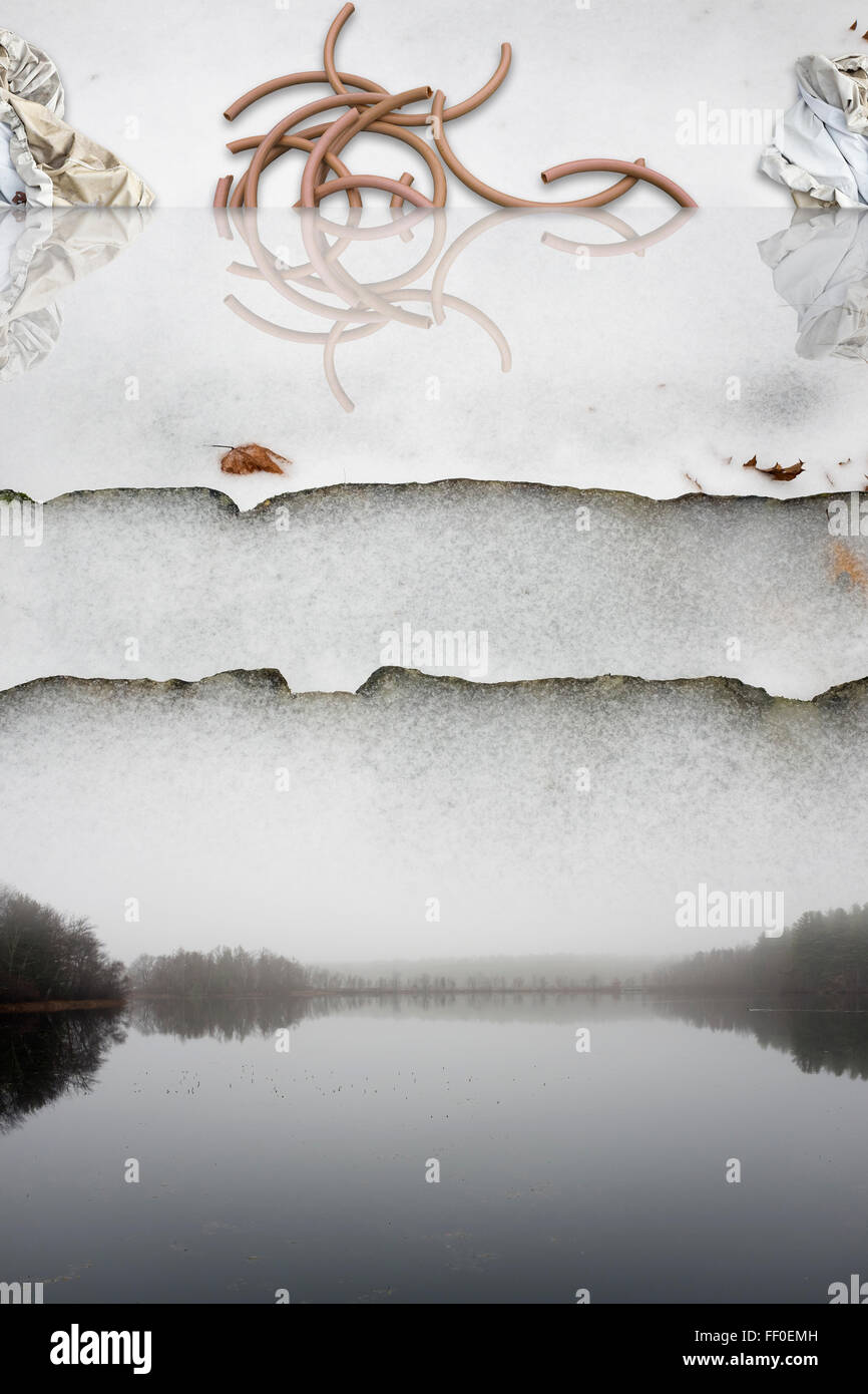 Neve, tubi in materiale plastico, i coperchi in vinile, acqua e riflessioni sui gradini di pietra Foto Stock