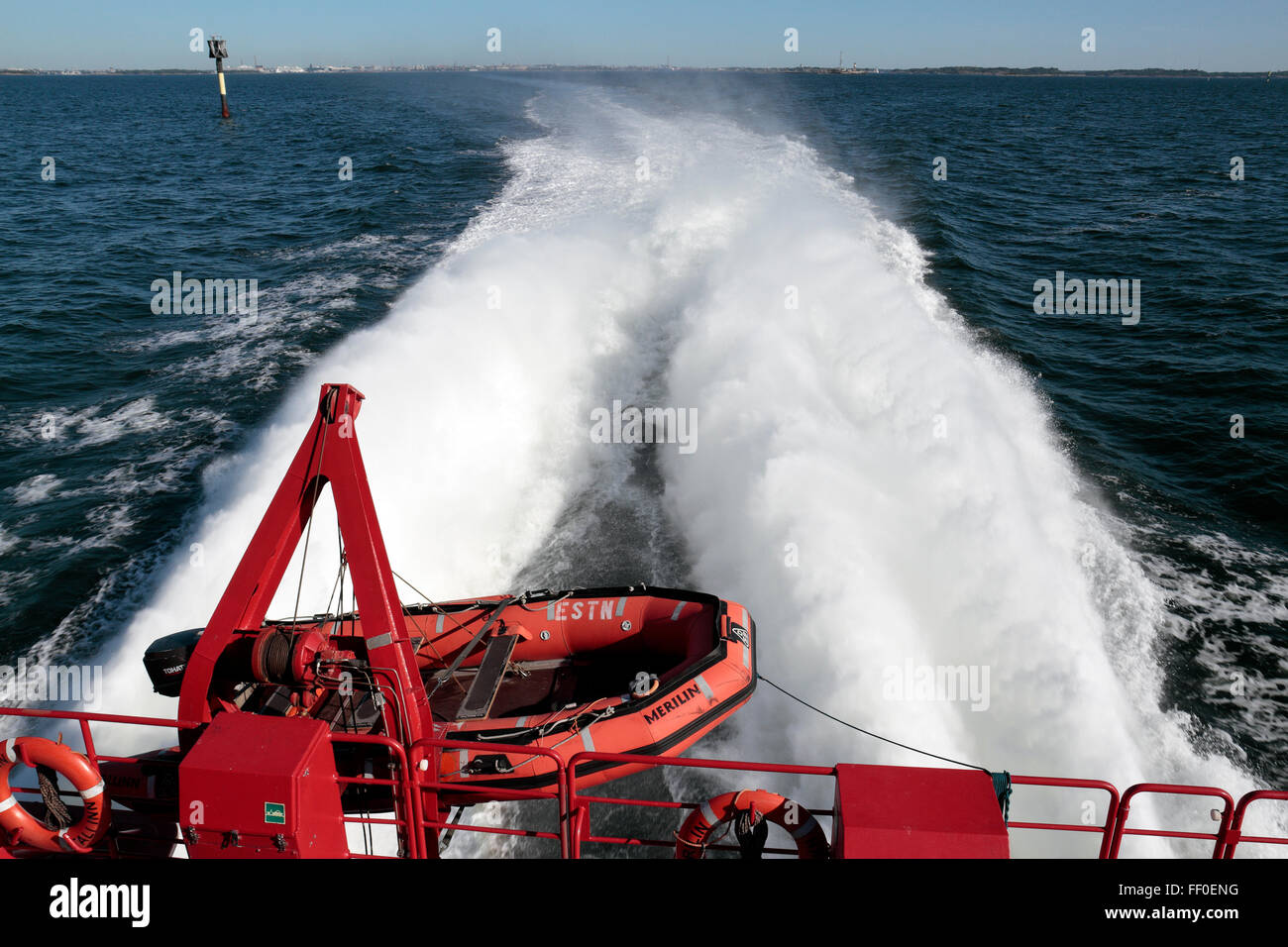Vista dal retro di un aliscafo a spruzzo creato dal motore wake (traghetto tra Helsinki e Tallinn, Estonia). Foto Stock