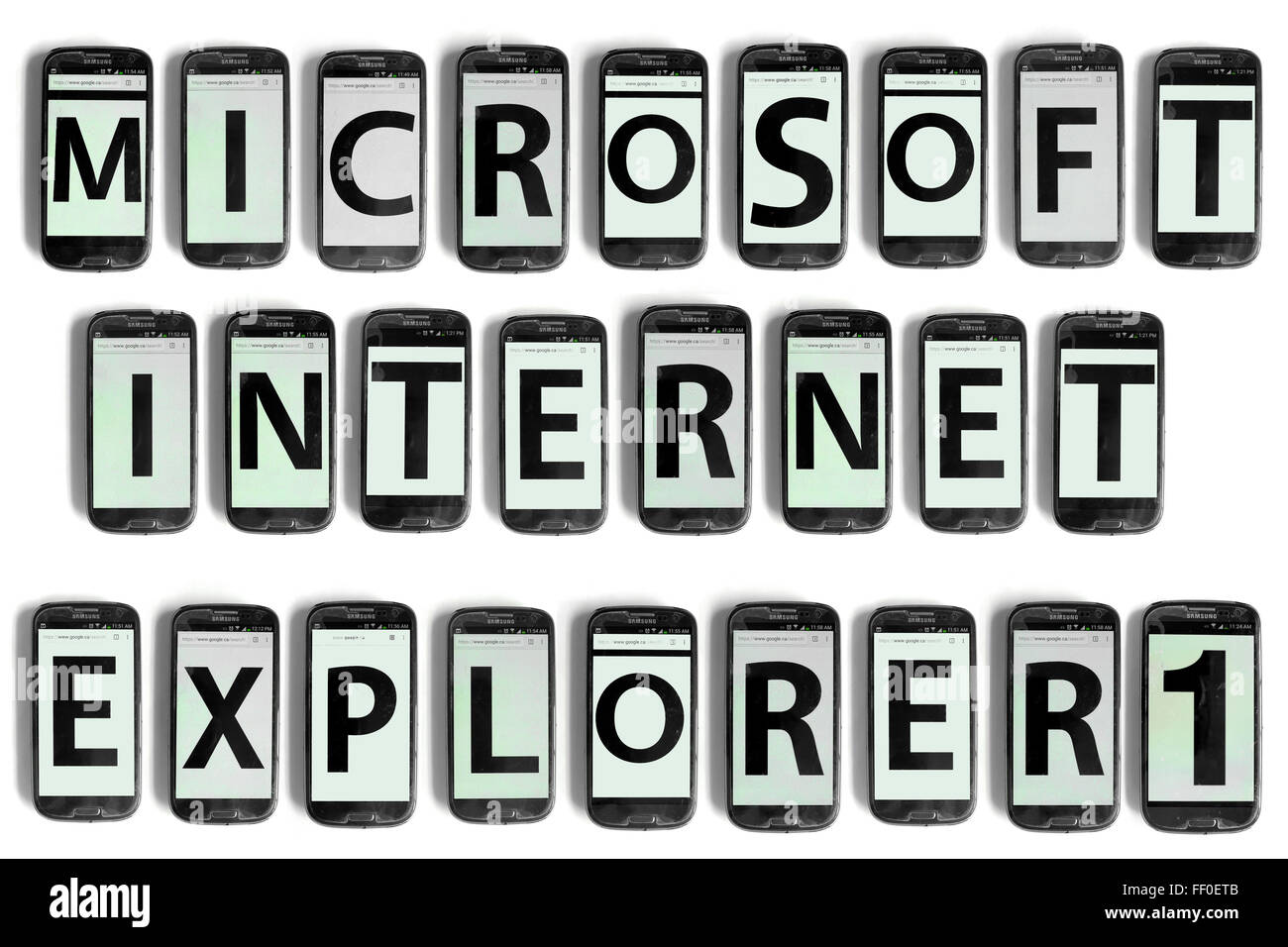 Microsoft Internet Explorer 1 scritto sugli schermi di smartphone fotografati contro uno sfondo bianco. Foto Stock