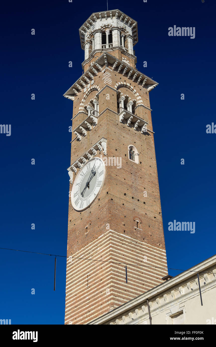 La torre più alta, denominata dei Lamberti nel Municipio di Verona Foto Stock