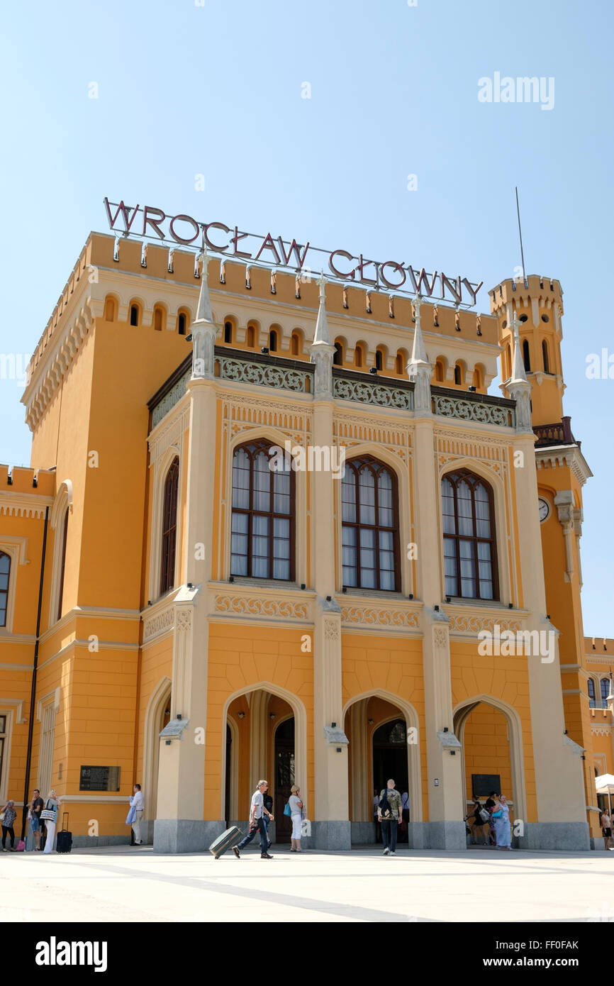 Esterno di Wrocław Główny stazione ferroviaria nella città polacca di Breslavia, una delle capitali europee della cultura per il 2016. Foto Stock