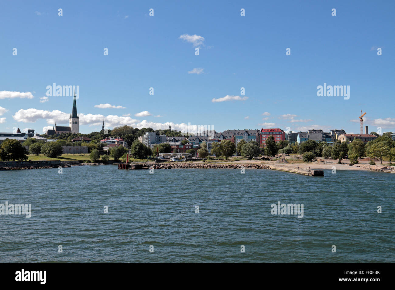 Vista di Tallinn, Estonia dal traghetto in avvicinamento che mostra St dell'Olaf e alcuni della città vecchia. Foto Stock