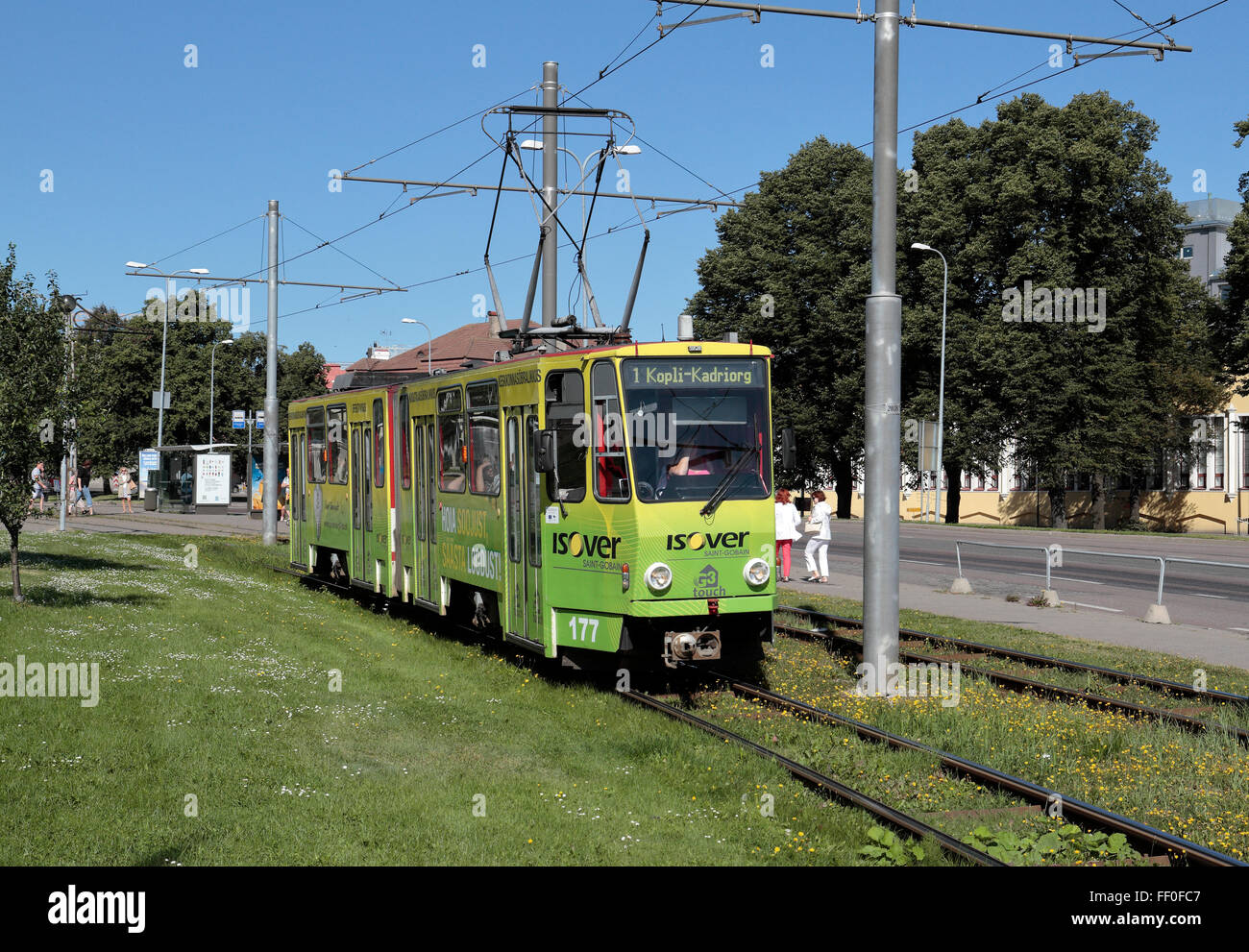 Un tram elettrico a Tallinn in Estonia. Foto Stock