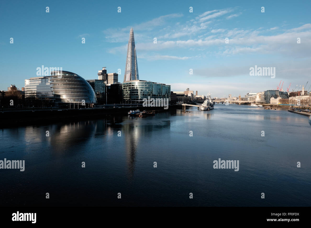 La riva sud del fiume Tamigi a Londra, per includere la Shard, su una bella mattina al sorgere del sole. Foto Stock