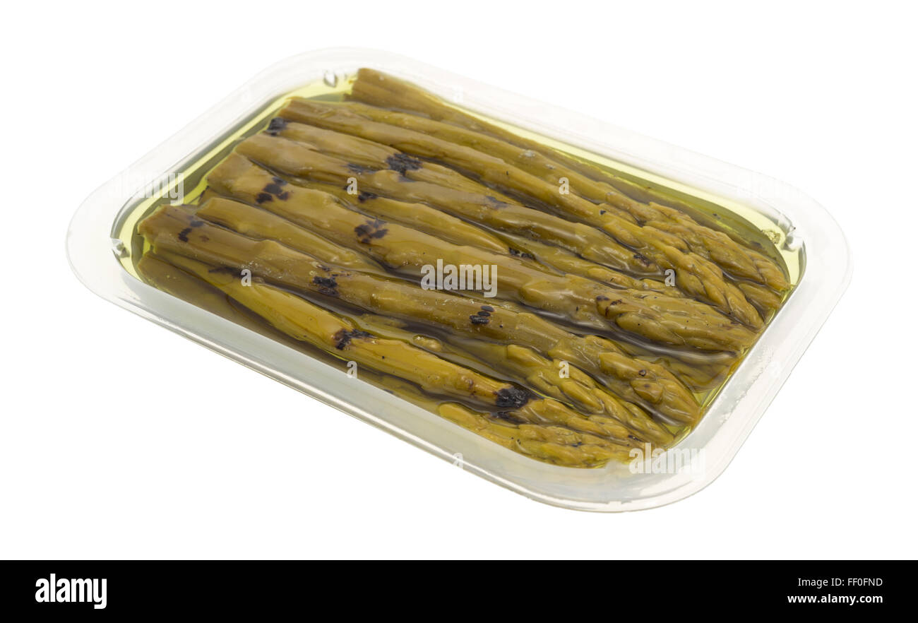 Un contenitore di plastica riempito con asparagi alla griglia nel girasole isolato su uno sfondo bianco. Foto Stock