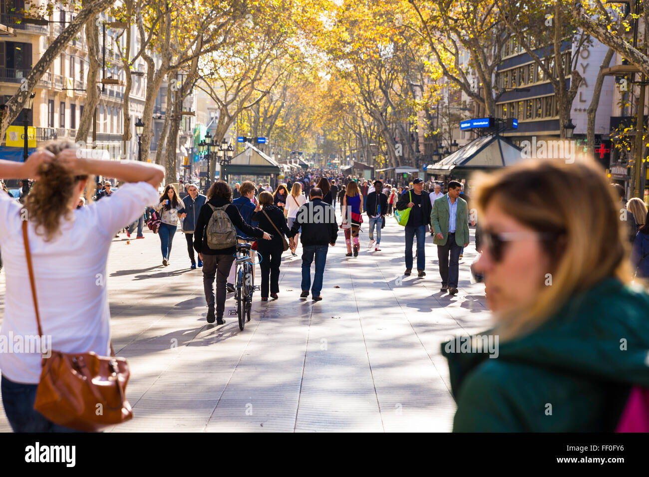 La gente che camminava sulla Rambla street Foto Stock